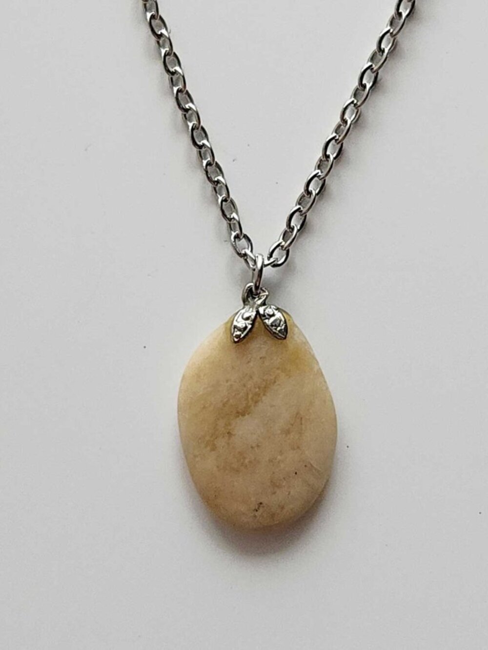Silver and beige natural stone necklace with a small silver chain - Picture 8 of 10